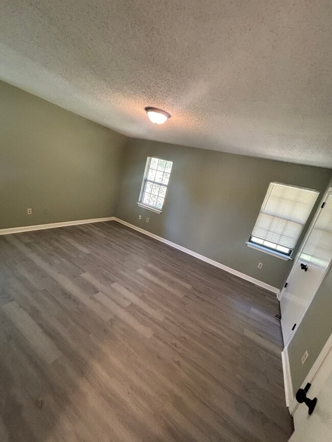 Building Photo - GORGEOUS 4 bedroom/ 3 bathroom HOME, SPACI...