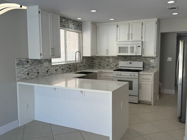 Building Photo - STUNNING & GORGEOUS 4 BED/2.5 BATH POOL HOME IN ELDORADO! *** ONLY $2,599 ***