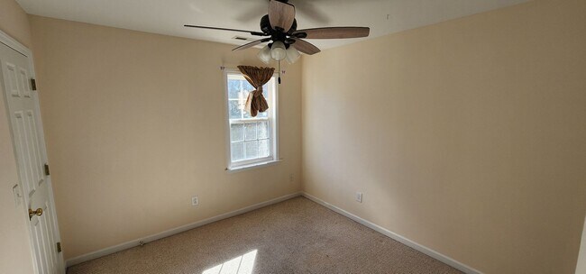 Building Photo - Nice 2 story brick home near Reagan High School