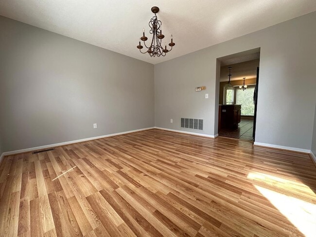 Building Photo - 5575 Glen Oak