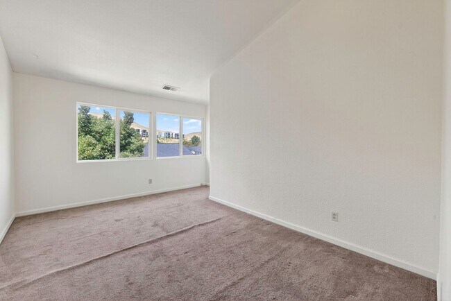Building Photo - 5 Bedroom Home Close to UNR!