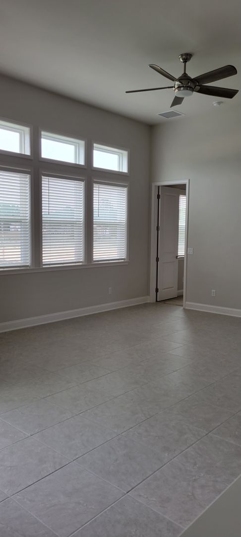 Building Photo - 3/2 with 2 car garage. Newer Construction home in Oakmont