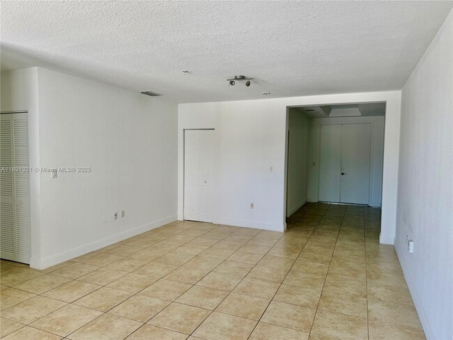 Building Photo - 107 Mendoza Ave