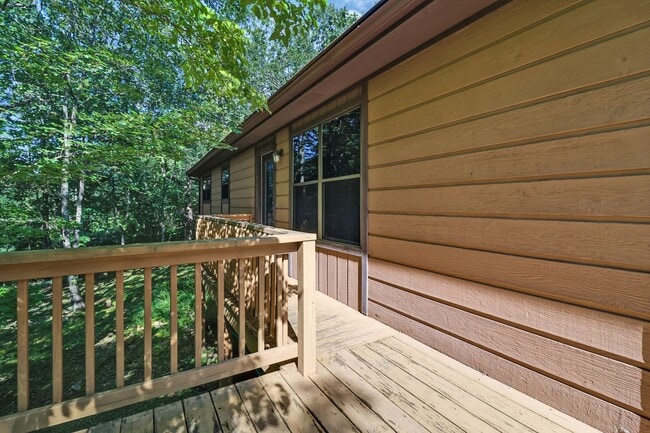 Building Photo - 3 bedroom / 2 bath on a private corner lot in Fairfield Glade