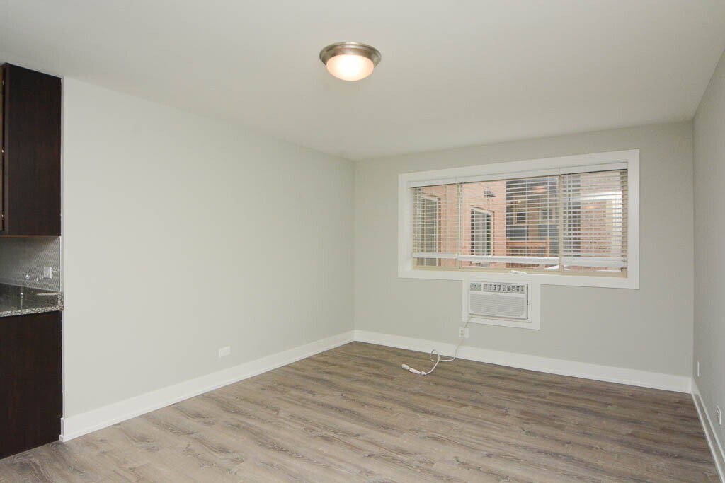 Building Photo - 535 W Surf St