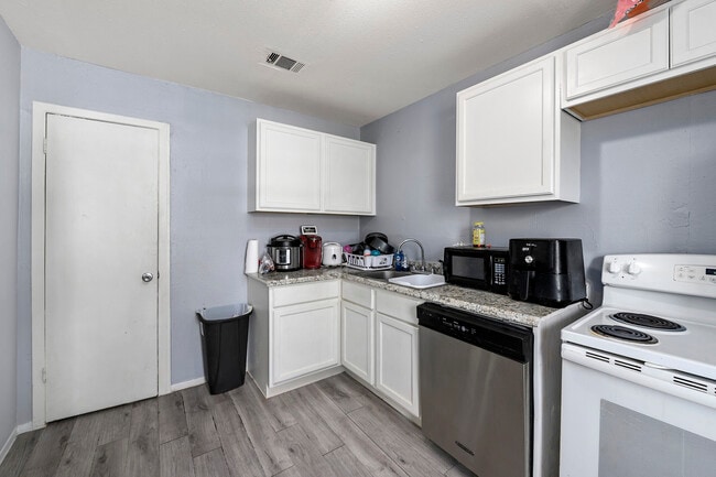 Building Photo - 4930 Apartments