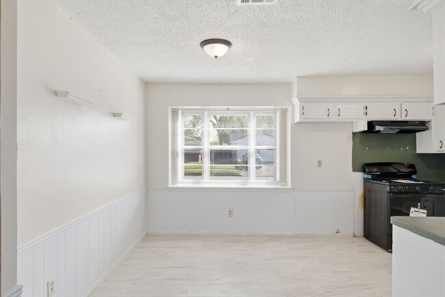 Building Photo - 122 White Cedar St