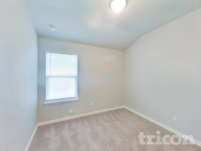 Building Photo - 13602 Paxton Blvd