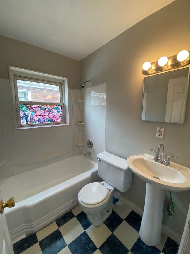 Building Photo - Private Charming Home