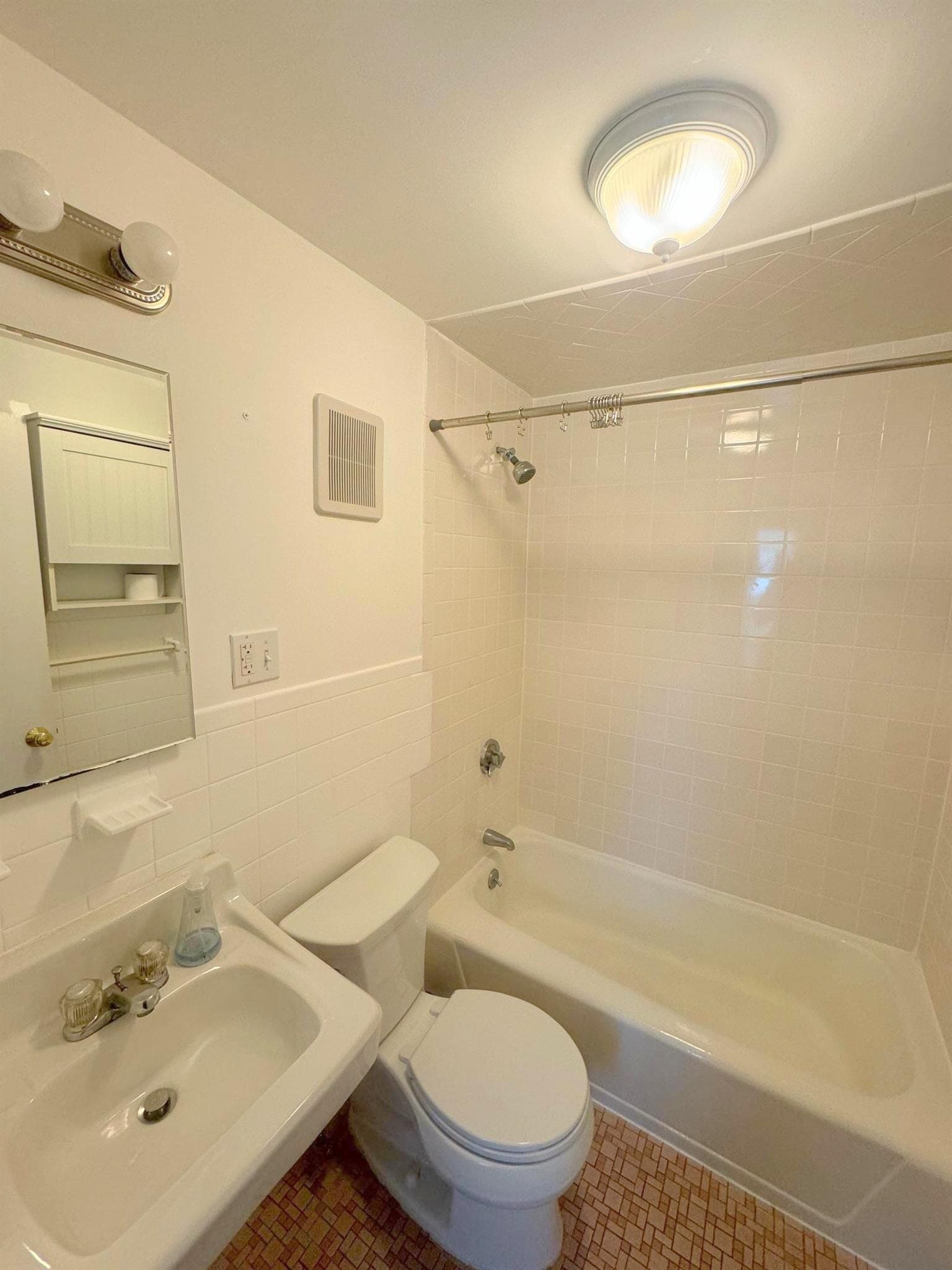 Building Photo - 213 Beacon St