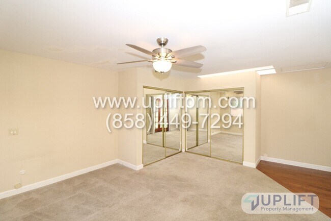 Building Photo - 3 Bed, 2 Bath House w/ 2-Car Garage, Priva...