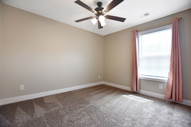 Building Photo - Pet Friendly Four Bedroom!