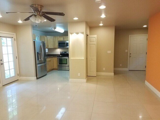 Building Photo - Pet Friendly, Ground Level, W/D, Great Location, Private fenced yard!