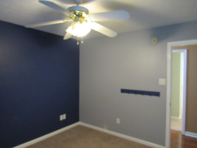 Building Photo - Contact Peggy 501 676 1758 Pets ok with approval