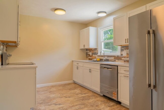 Building Photo - 462 Woodview Dr