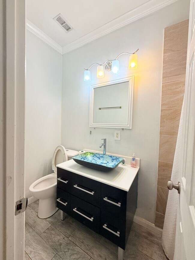 Building Photo - 941-941 Bayonne St