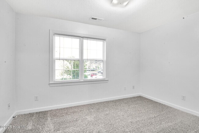 Building Photo - 1008 Springwood Dr