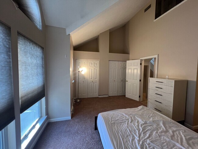 Building Photo - Beautiful 3 Bed/ 3 Bath Townhome in Privat...