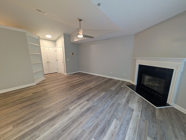 Building Photo - 132 Rivertree Ln