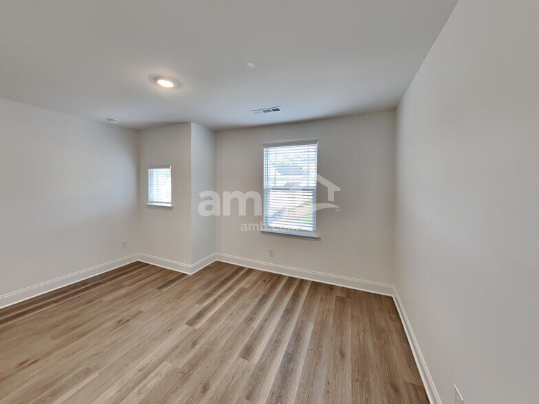 Building Photo - 222 Malayna Dr S