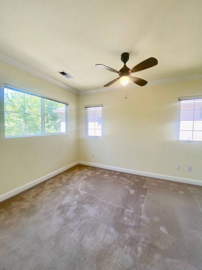 Building Photo - West Davis 5 Bedroom Home