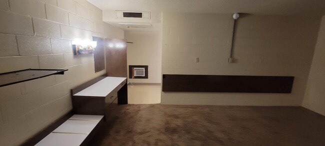 Building Photo - 112 E Cherry St