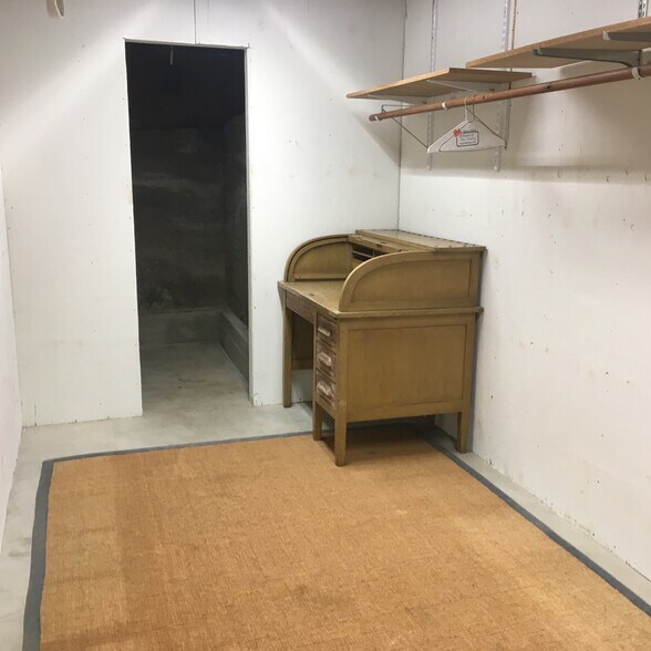 Large storage room - 125 Brocadero Pl