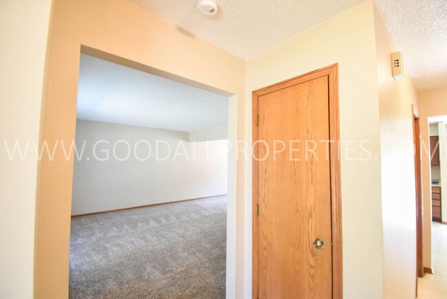 Building Photo - 3 Bedroom West Des Moines Home for Rent