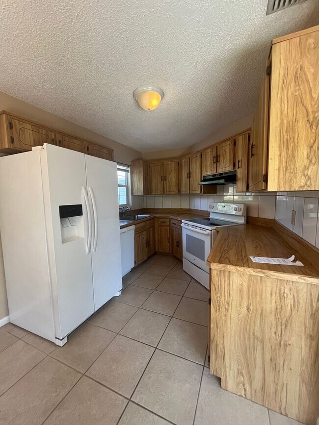 Building Photo - Super Cute 3bd 2bath with Florida Room!!