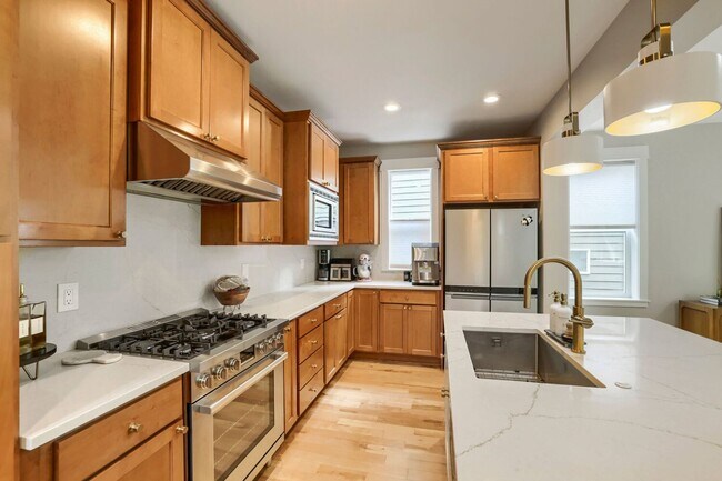 Building Photo - 5bd/3.5ba Bellevue Hoome