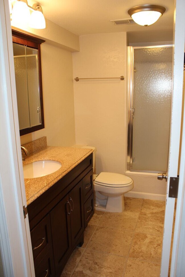 Building Photo - Beautiful 2 Bedroom and 2 Bath Apartment i...