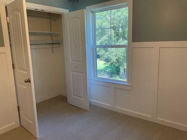 Building Photo - 4 Bedroom 2.5 Bathroom located in Old Mill...