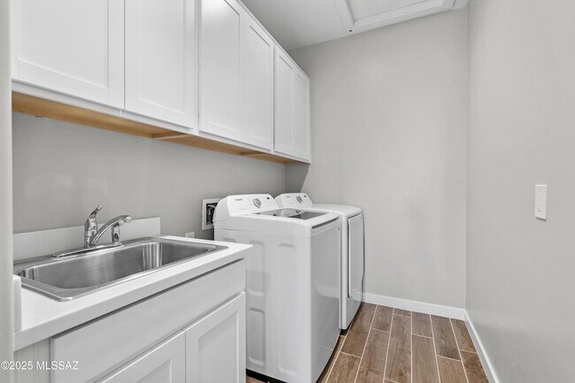 Building Photo - 1009 E Silver Ray Dr