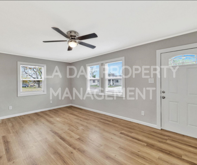 Building Photo - 2505 N Chautauqua Ave