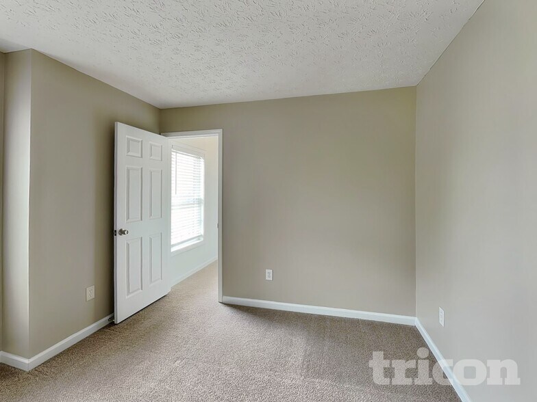 Building Photo - 315 Clairidge Ln SW