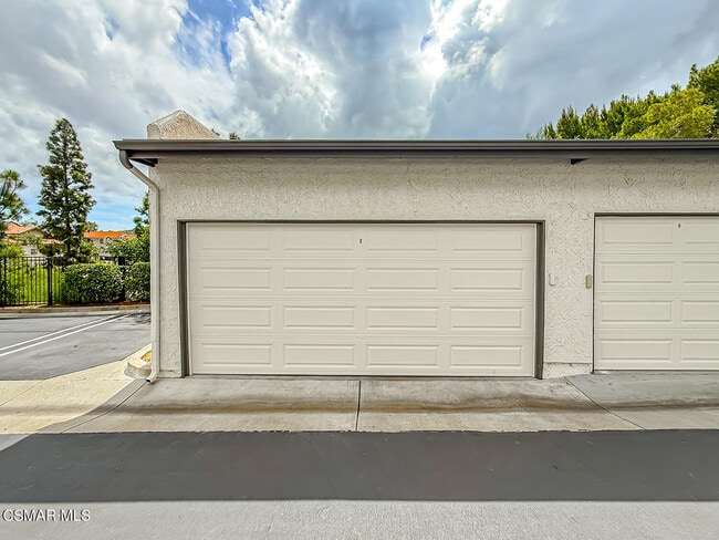 Building Photo - 1346 E Hillcrest Dr