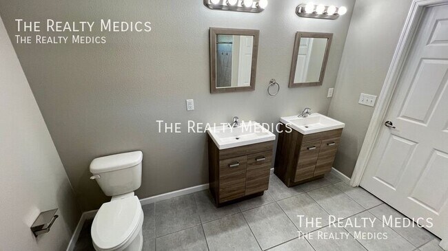 Building Photo - 1550 Pace Dr NW