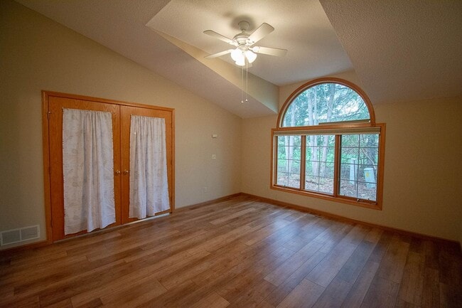 Building Photo - Bright Townhome with Fireplace & Nature Views