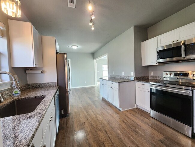 Building Photo - 7642 SW Regional Airport Blvd