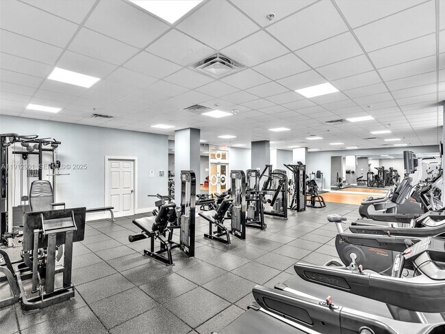 Building Photo - 2030 S Ocean Dr