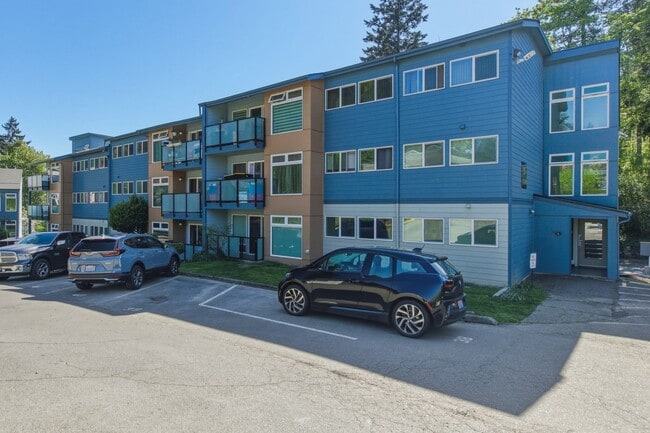 Building Photo - Light & Bright Tukwila Condo