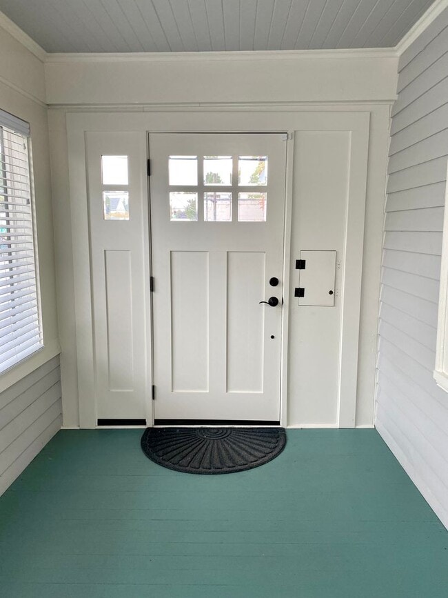 Building Photo - Beautiful Craftsman on Broadway with Live-Work Space Option