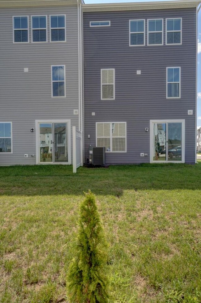 Building Photo - **Spacious 4-Bedroom Townhome in Middletow...