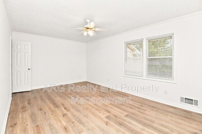 Building Photo - 2142 Fairway Ct SE