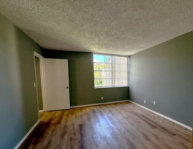 Building Photo - 9450 Live Oak Pl