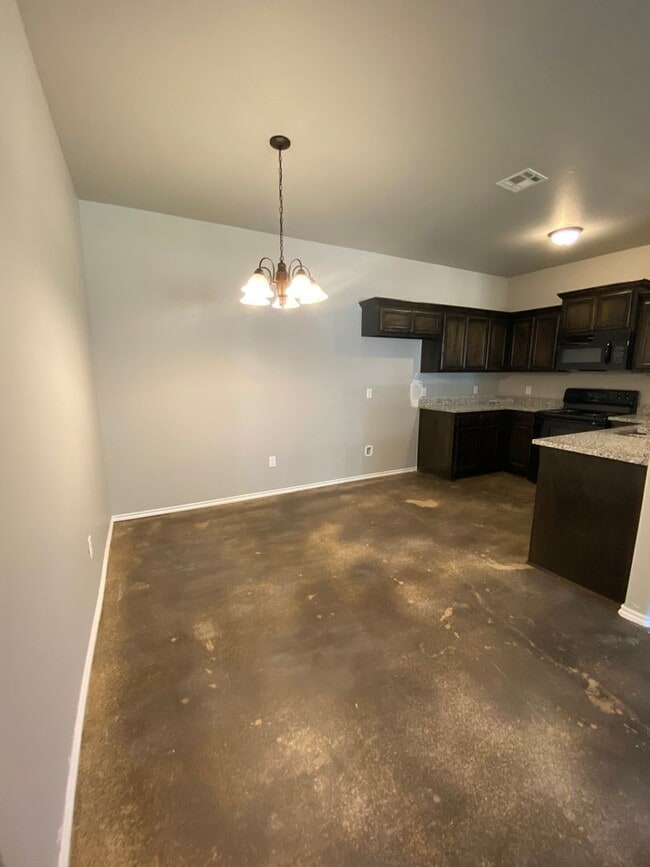 Building Photo - 3 bedroom and 2 bathroom duplex in El Reno!