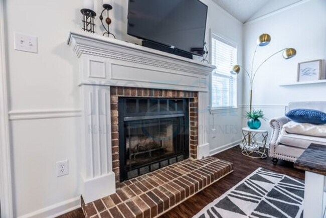 Building Photo - Attn: Pilots! 3BR 2BA Crashpad!