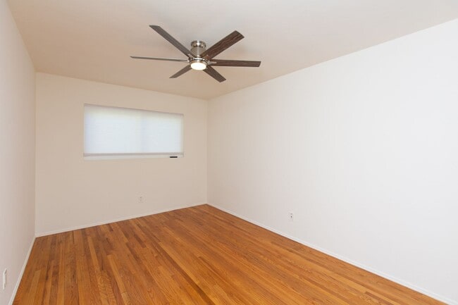 Building Photo - Spacious 2 bedroom / 1 bath home in Pacific Beach / Crown Point!