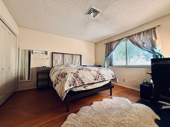 Building Photo - Available August 1st! Beautiful fully furnished single-story home located in the prestigious Span...