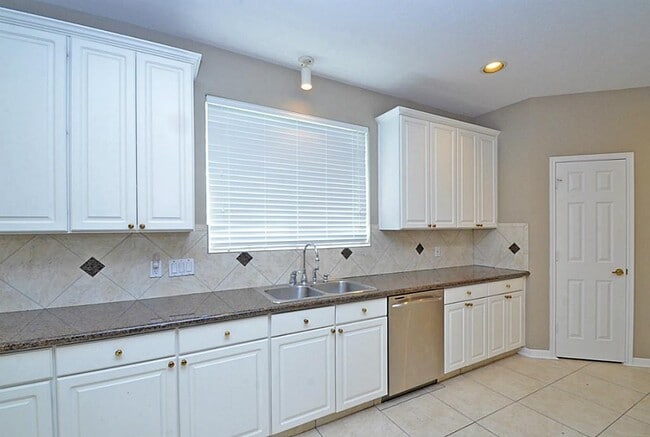 Building Photo - 523 Crestridge Dr